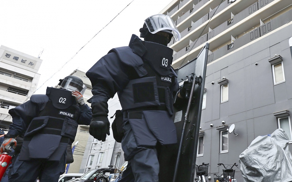 Phát hiệu nhiều vũ khí tự chế trong nhà nghi phạm sát hại cựu Thủ tướng Abe